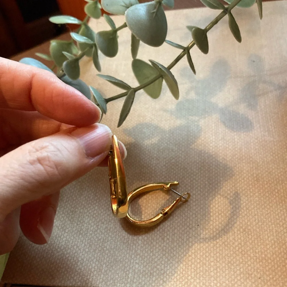 Avon Vintage Jewelry, Sleek and Classic J-Hoop GoldTone Earrings | NIB E40 - Picture 4 of 9